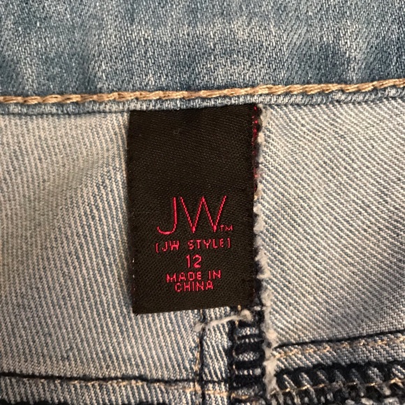 JW Style Denim Blue Jeans Size 12 Capris Distressed Embroidered Touch of Bling - Picture 13 of 14